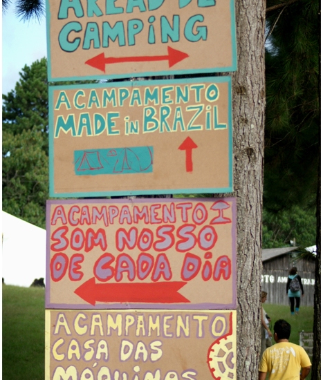 Foto do psicodália - placas de orientação no camping