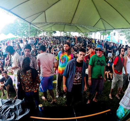 Foto do psicodália - público curtindo show na tenda durante o dia 2