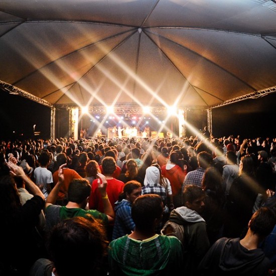 Foto do psicodália - público curtindo show na tenda durante a noite 3