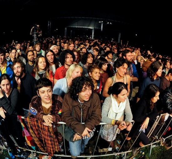 Foto do psicodália - paz do público curtindo show noturno debaixo da tenda